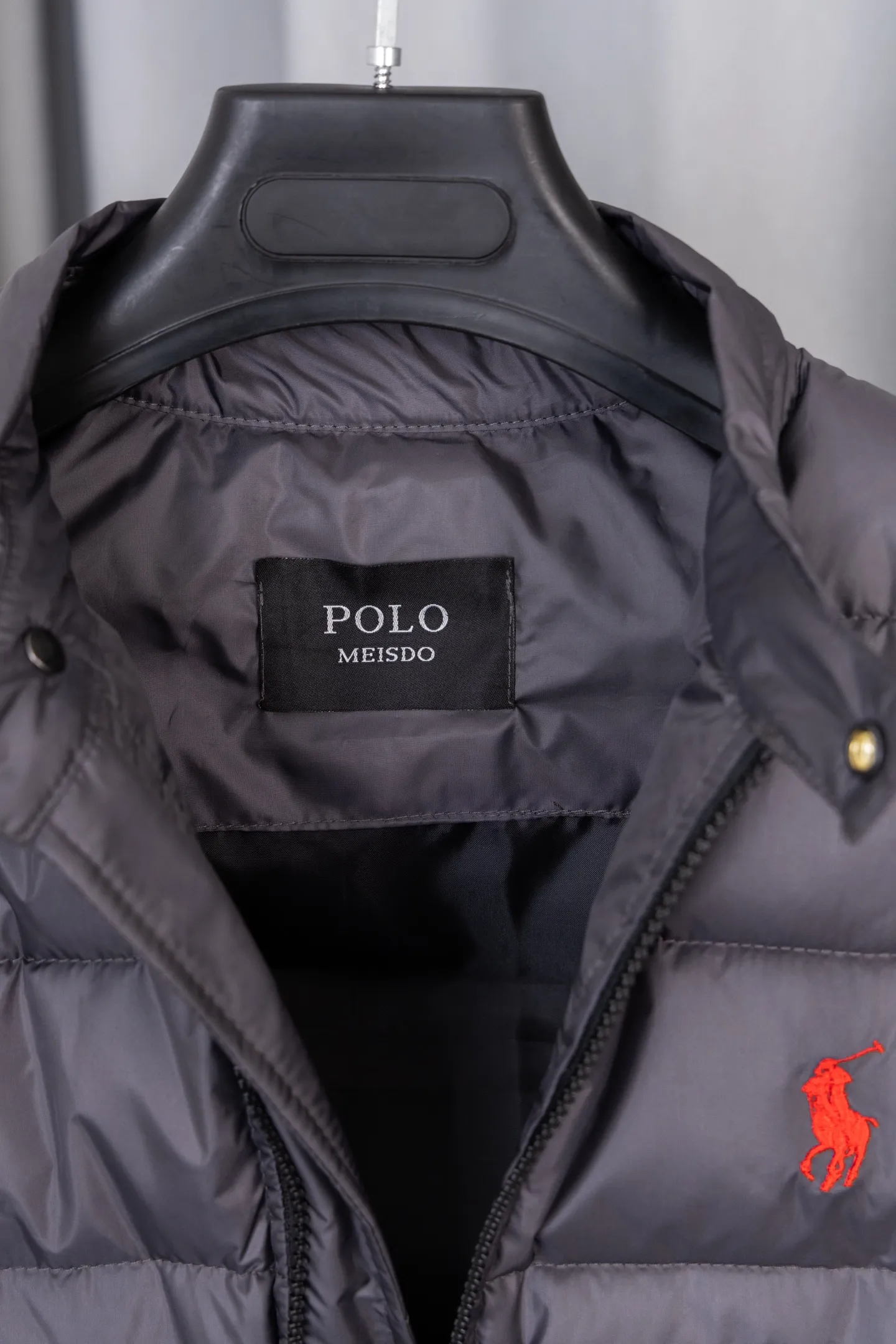 P330 model number: M033 Ralh Lauren Ralph Lauren war horse embroidered hooded down cotton vest The OLO pony logo is the same for both men and women. It is a classic evergreen model that never goes out of style. It is a super popular thick model in recent years. All the major celebrities and Internet celebrities have bought the original version for pattern making. All the fabric linings are Z-marked, and the accessories and workmanship are no exception. We pursue the perfection of every detail. After repeated pattern making and sealing, it takes 2 months of meticulous craftsmanship before shipping. It will kill any version on the market. You can buy it with your eyes closed!  The polo embroidery on the chest is customized with 10,000-needle electric embroidery from an imported Behringer embroidery machine. It uses imported No. 7 needles and imported embroidery thread to ensure that each word is full, three-dimensional and clear. It can be called the most expensive embroidery label! The interior is made of nylon double-layer sealing design, which further guarantees the lock velvet and there will be no velvet running phenomenon. The adjustable hem with built-in drawstring buckle can prevent wind and cold! Open the mold to customize YKK hardware zipper, customize the original three-label hangtag, and the details are perfect 💯 Size: S-XL